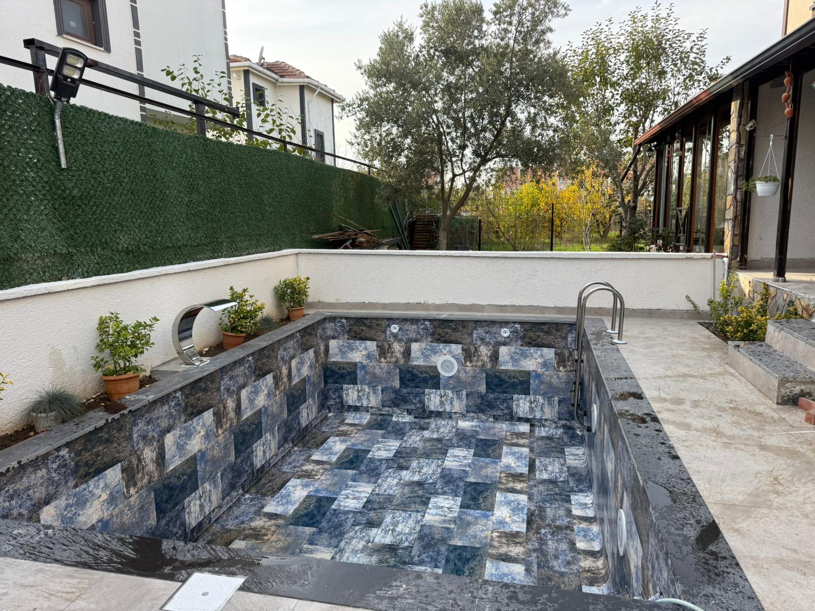 Yeniçiftlik Modern Skimmer Sistem Yığma Tuğla Havuz